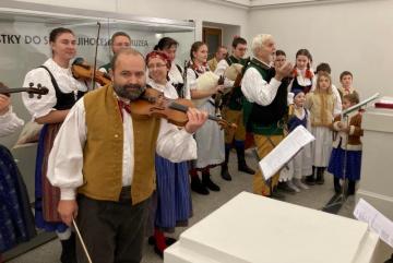 Tradiční zpívání vánočních koled na schodech v muzeu